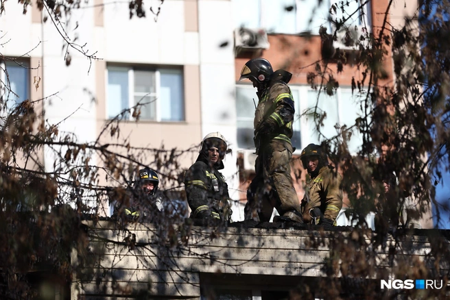 Пожарные продолжают работать на месте трагедии | Источник: Александр Ощепков / NGS.RU