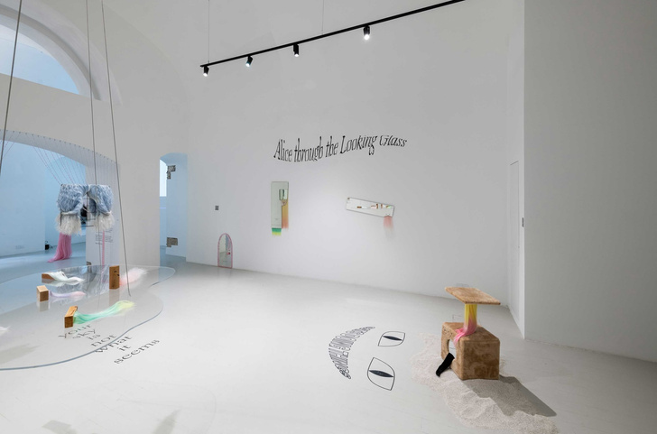 «Все смешалось в доме»: выставка Кати Любавской в галерее fābula