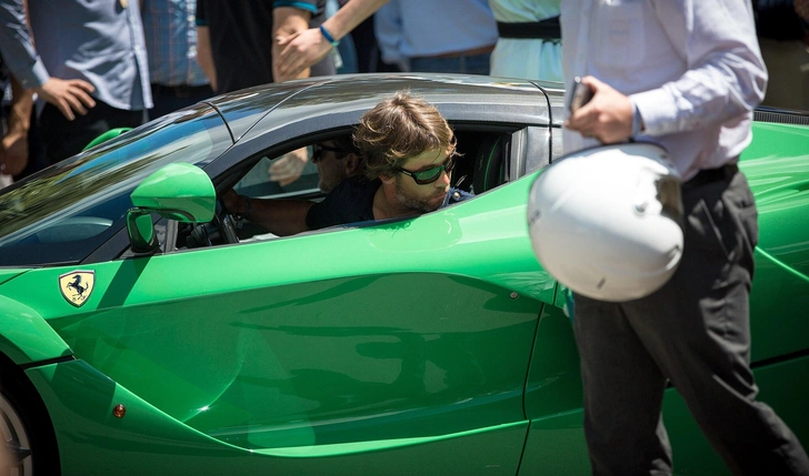 Джей Кей за рулем своего зеленого LaFerrari на фестивале скорости в Гудвуде в 2014 году | Источник: Michelin LIVE UK/Wikimedia Commons
