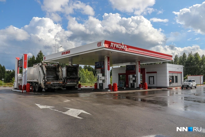 Из-за проблем с бензином на АЗС ввели систему номеров | Источник: Наталья Бурухина / NN.RU