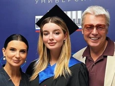 У одной красный, у другой синий: дочери Екатерины Стриженовой и Татьяны Навки получили дипломы МГИМО