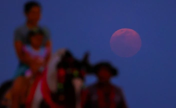 Первое в 2026 году суперлуние произошло на Земле — фотографы поделились завораживающими снимками