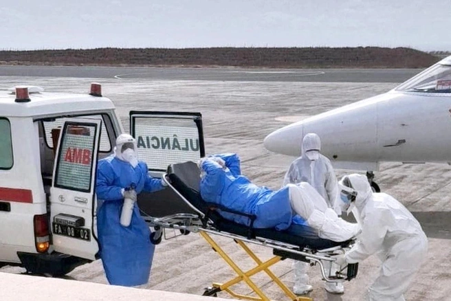 Пассажиров эвакуировали под присмотром медиков | Источник: REUTERS.COM