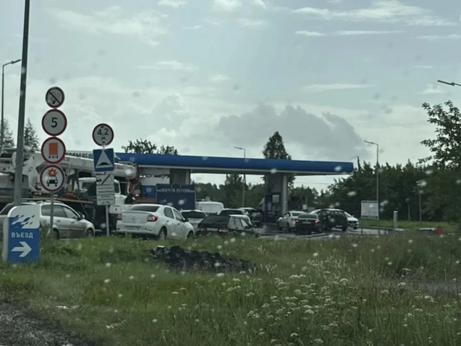 На снимке вдалеке видно автомобиль скорой помощи | Источник: читательница E1.RU