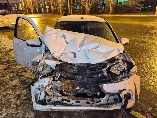 Масштаб повреждений автомобиля Lada позволяет судить о значительной скорости в момент столкновения. | Источник: ГУ МВД России по Волгоградской области