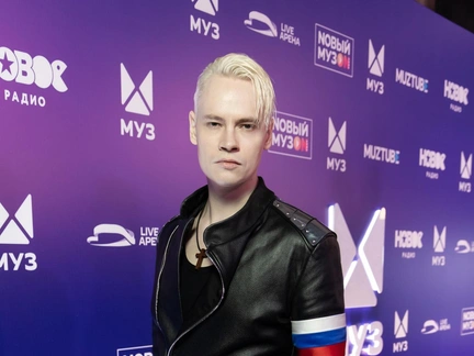 SHAMAN закупается футболками по 699 рублей, зарабатывая миллионы: певца засняли на скромном шопинге