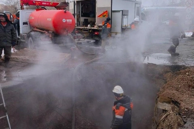 Heat Workers Vow to Fix Pipe After Orenburg Street Collapse