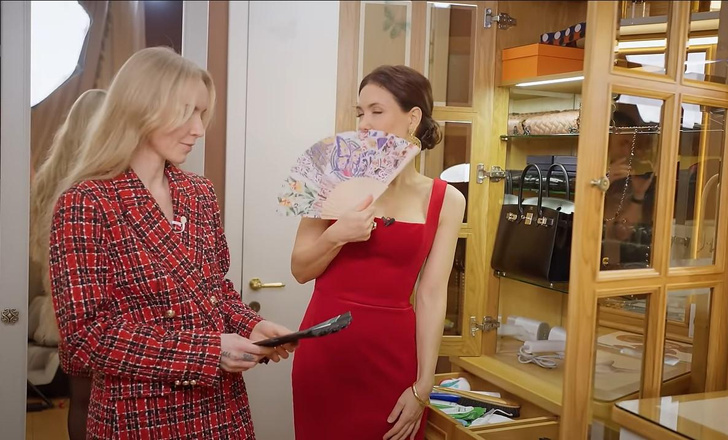 Хранит украшения в сейфе и сама стирает кашемир: Климова показала свою гардеробную