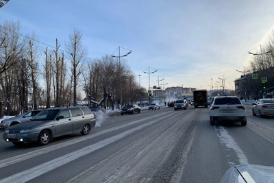 В Тюмени загорелся автомобиль возле остановки