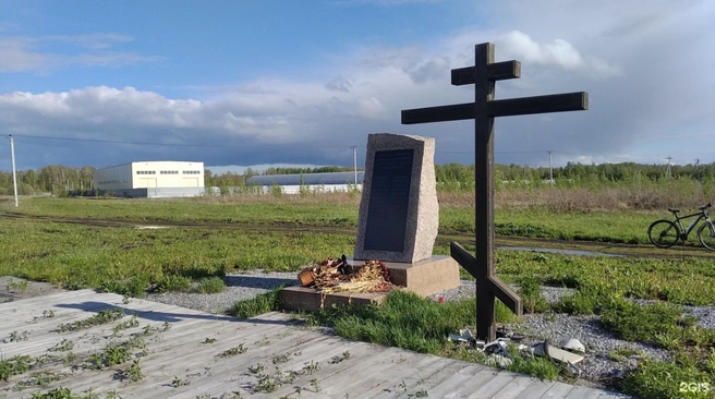 В итоге памятник установили в селе Горьковка — подальше от города | Источник: 2GIS