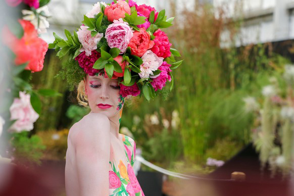 Модели в цветах вместо одежды украсили сад Кейт Миддлтон