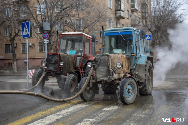 Тракторами откачивают кипяток из подземных коммуникаций | Источник: Константин Завриков / V1.RU