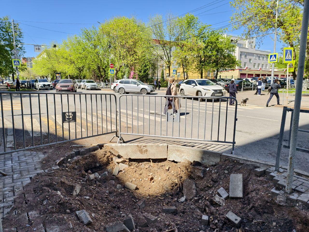 Возле элитной гимназии Уфы вырубили деревья и вырыли тротуар — фото