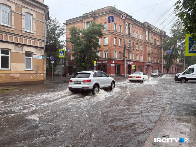 Вода с проезжей части захлестывала тротуары | Источник: Алёна Шакирова / «ИрСити»