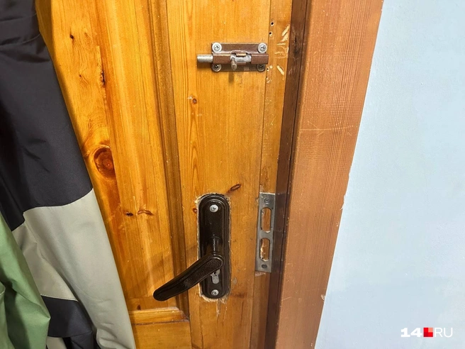 Хлипкий замок двери, сверху бесполезная щеколда | Источник: Илья Константинов / 14.RU