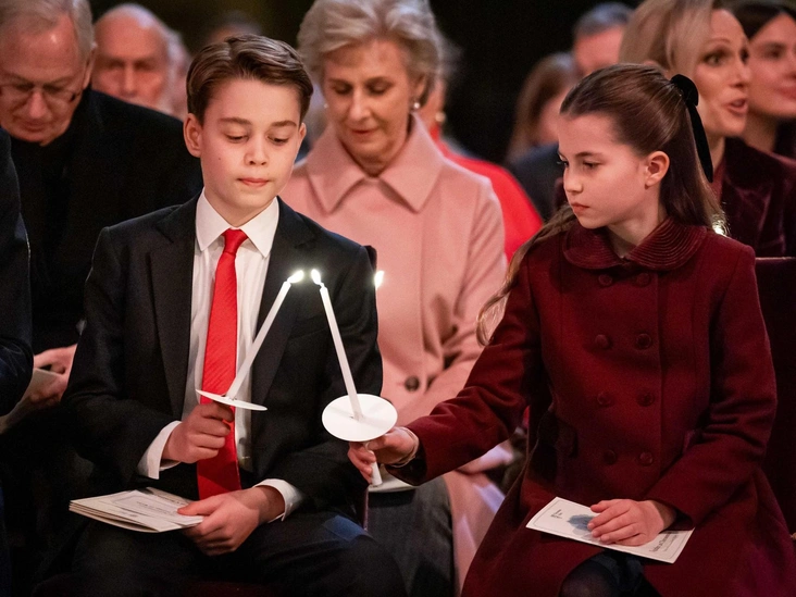 Принц Джордж и принцесса Шарлотта во время рождественской службы «Вместе на Рождество» в Вестминстерском аббатстве в Лондоне, 7 декабря 2024 года.