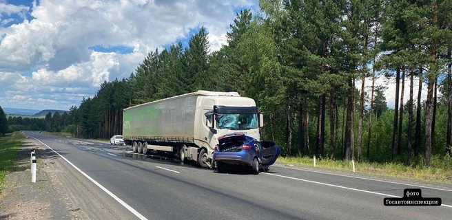 Легковушка — всмятку. Двое взрослых и ребенок погибли в страшном ДТП с двумя грузовиками в Нижнеудинском районе | Источник: Пресс-служба прокуратуры Иркутской области