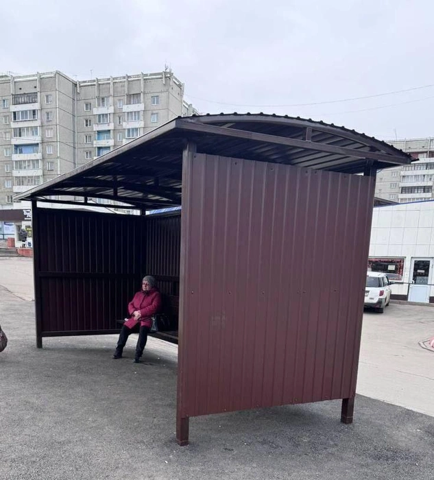 Так выглядят новые остановки. Кажется, это не самая устойчивая конструкция | Источник: Город Иркутск / T.me
