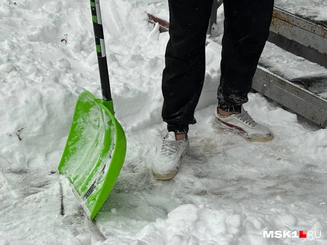 Продавец из пивного сказал, что ему совсем не холодно в кроссовках | Источник: Артем Устюжанин / MSK1.RU