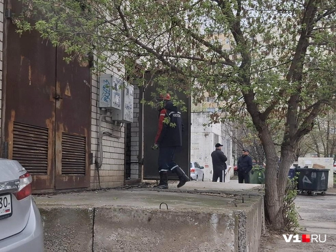 Ремонтными работами на электроподстанции пока занимаются двое электриков | Источник: Тимофей Крылов / V1.RU