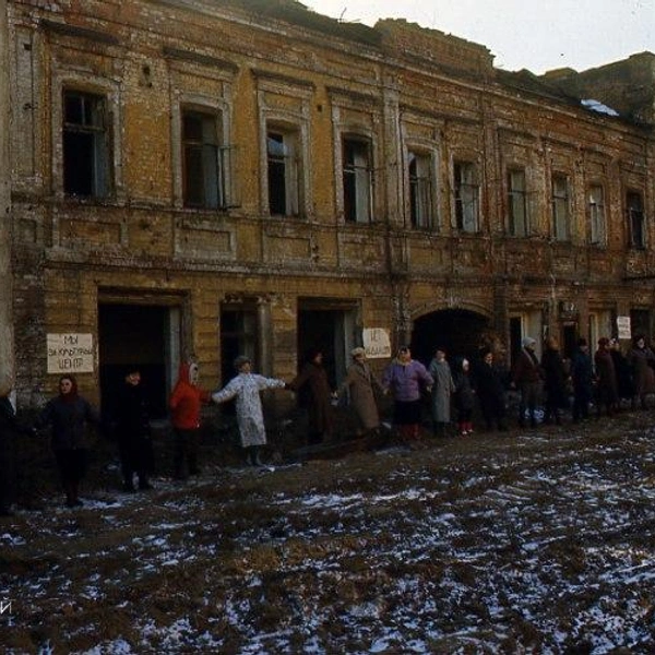 В 1990 году сотрудники областного центра научного творчества организовали пикет ради спасения архитектурного центра&nbsp;— зданий на Куйбышева, 32 и 34. Не сработало: всё снесли, на этом месте сейчас ТРЦ «Колизей-Cinema» и автопарковка | Источник: Госархив Пермского края