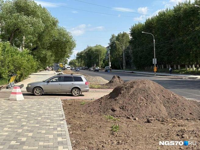 Горы земли вблизи тротуара на Интернационалистов | Источник: Мария Лобанова / NGS70.RU