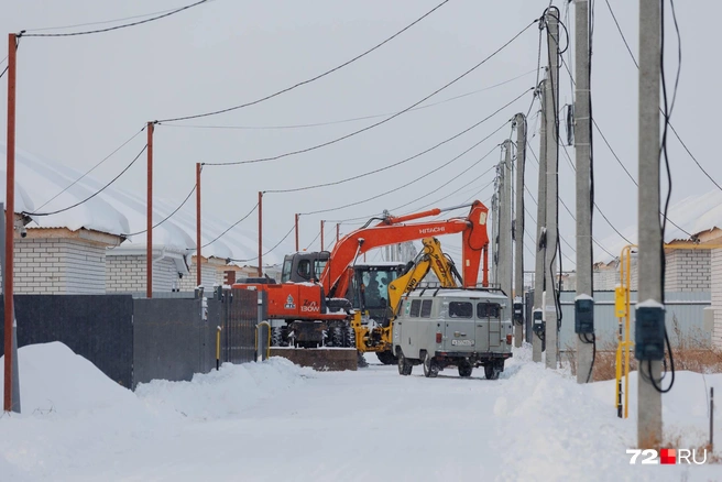 К одинаковым домам в Перевалово подводят газ. Сейчас работы идут уже в Линейных проездах | Источник: Ирина Шарова / 72.RU