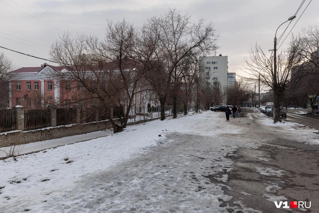 Границы парковки видны по снегу другого цвета | Источник: Алексей Волхонский / V1.RU
