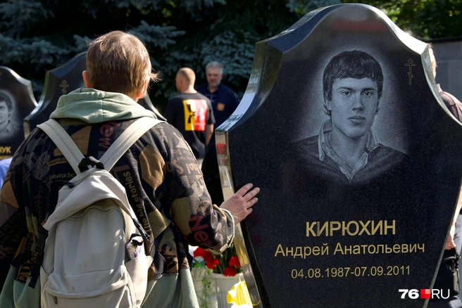 Ежегодно родные и фанаты хоккеистов собираются на Леонтьевском кладбище | Источник: Кирилл Поверинов / 76.RU