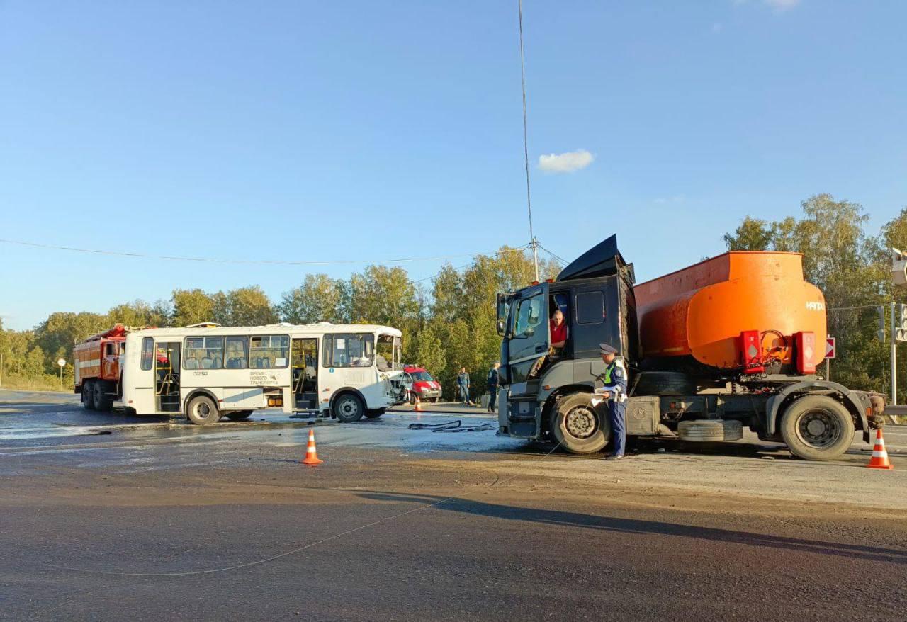 Водитель бензовоза объяснил, почему протаранил автобус с пассажирами на Урале