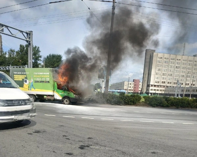 Грузовая «Газель» вспыхнула на Энергетиков. На помощь пришла поливальная машина | Источник: «ДТП и ЧП | Санкт-Петербург»