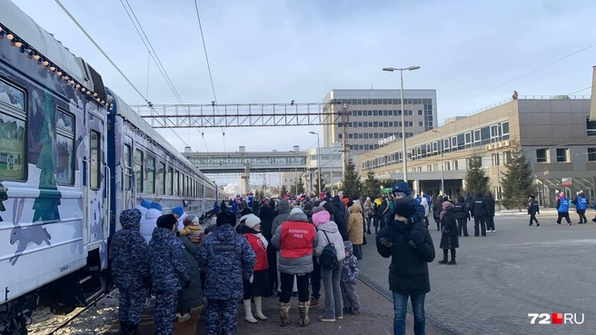 Силовикам приходится дежурить возле вагонов | Источник: Никита Кифорук / 72.RU