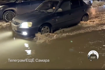 В Самаре прорвало канализацию, дороги затопило