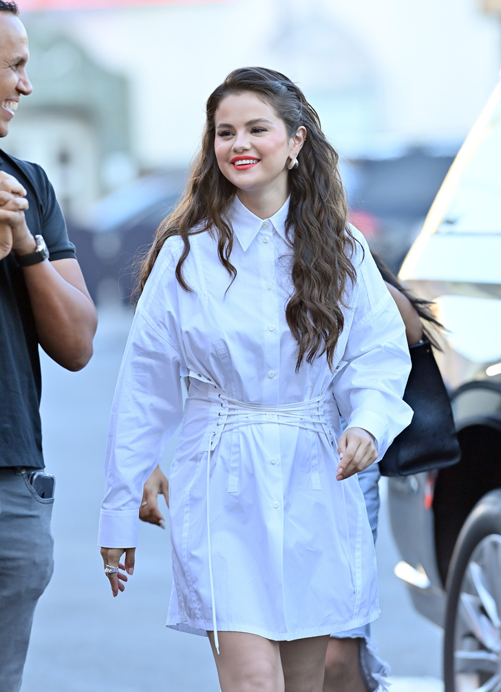 Прелесть: Селена Гомес в белоснежном платье-рубашке