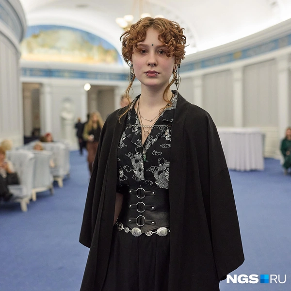 Многослойсный и необычный образ получился у Ринаты  | Источник: Александр Ощепков / NGS.RU