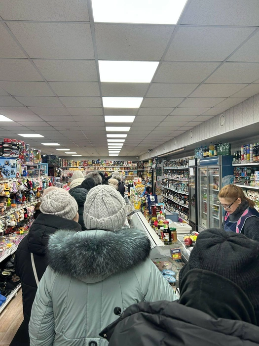 Ждут по 30–40 минут, чтобы купить обычные продукты | Источник: читатель NGS24.RU