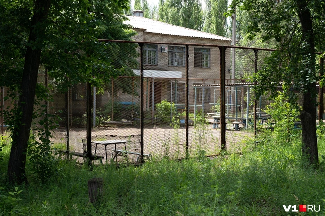 Беседка, кровати, старый стол | Источник: Павел Мирошкин