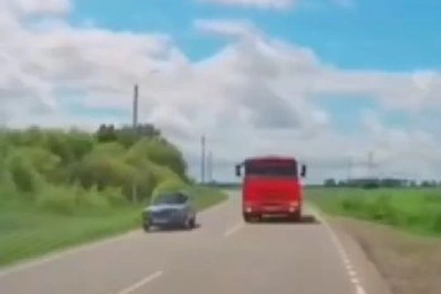 В Приамурье засняли опасный выезд грузовика на встречную полосу
