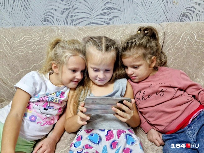 Пока взрослые разговаривают, младшие смотрят мультики | Источник: Виктория Федорова / 164.RU