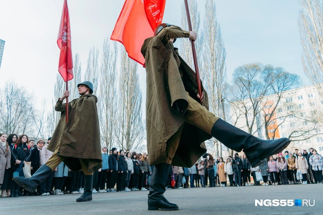 Также в школе сегодня стартовала декада Памяти. Ученики вынесли Знамя Победы и флаг Бессмертного полка | Источник: Елена Латыпова