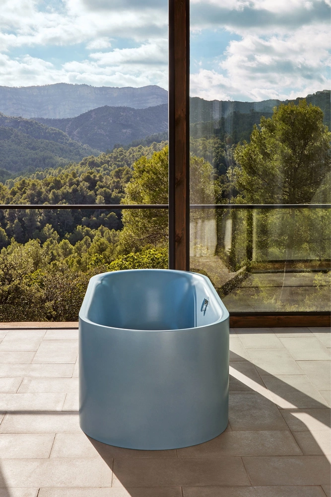 Ванна Bette Lux Oval Silhouette в интерьерах особняка Casa Pezo, Испания. Эффектный оттенок Blue Satin, разработанный компанией Bette, гармонирует с цветом неба и делает ванну неотъемлемым элементом архитектурного пространства. www.my-bette.com | mcmaison.ru