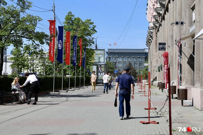 Часть тротуара рядом с гостиницей уже несколько лет закрыта сигнальной лентой | Источник: Михаил Шилкин