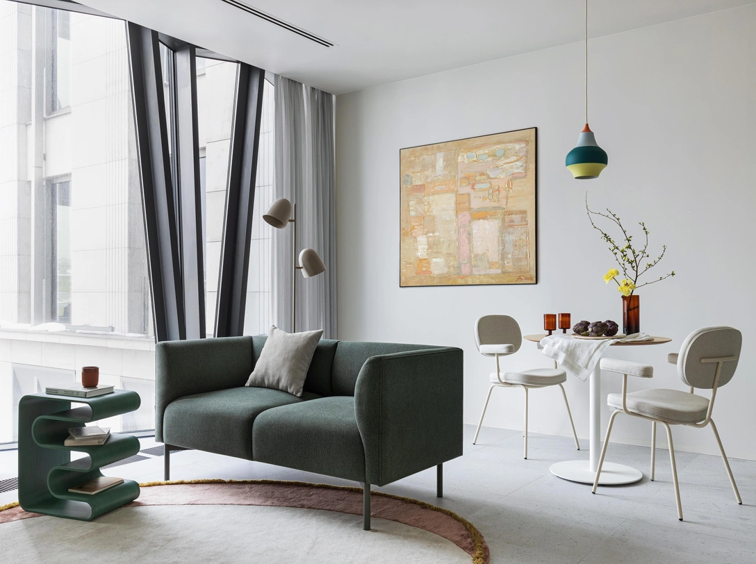 Диван, обеденный стол, стулья, все — Delo design. Светильник над обеденным столом Cirque, Louis Poulsen. Ковер, Dovlet house. Журнальный столик у дивана, Eburet. Декор и текстиль, L'appartment. Торшер, Designboom. Картинa Анатолия Петрова, Smart gallery. | Источник: Антон Лихтарович. Стиль: Екатерина Пономарева