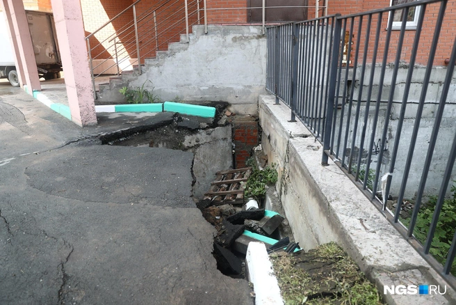 Благодаря обрушению крыльца и бордюра вода практически ушла со двора | Источник: Александр Ощепков / NGS.RU