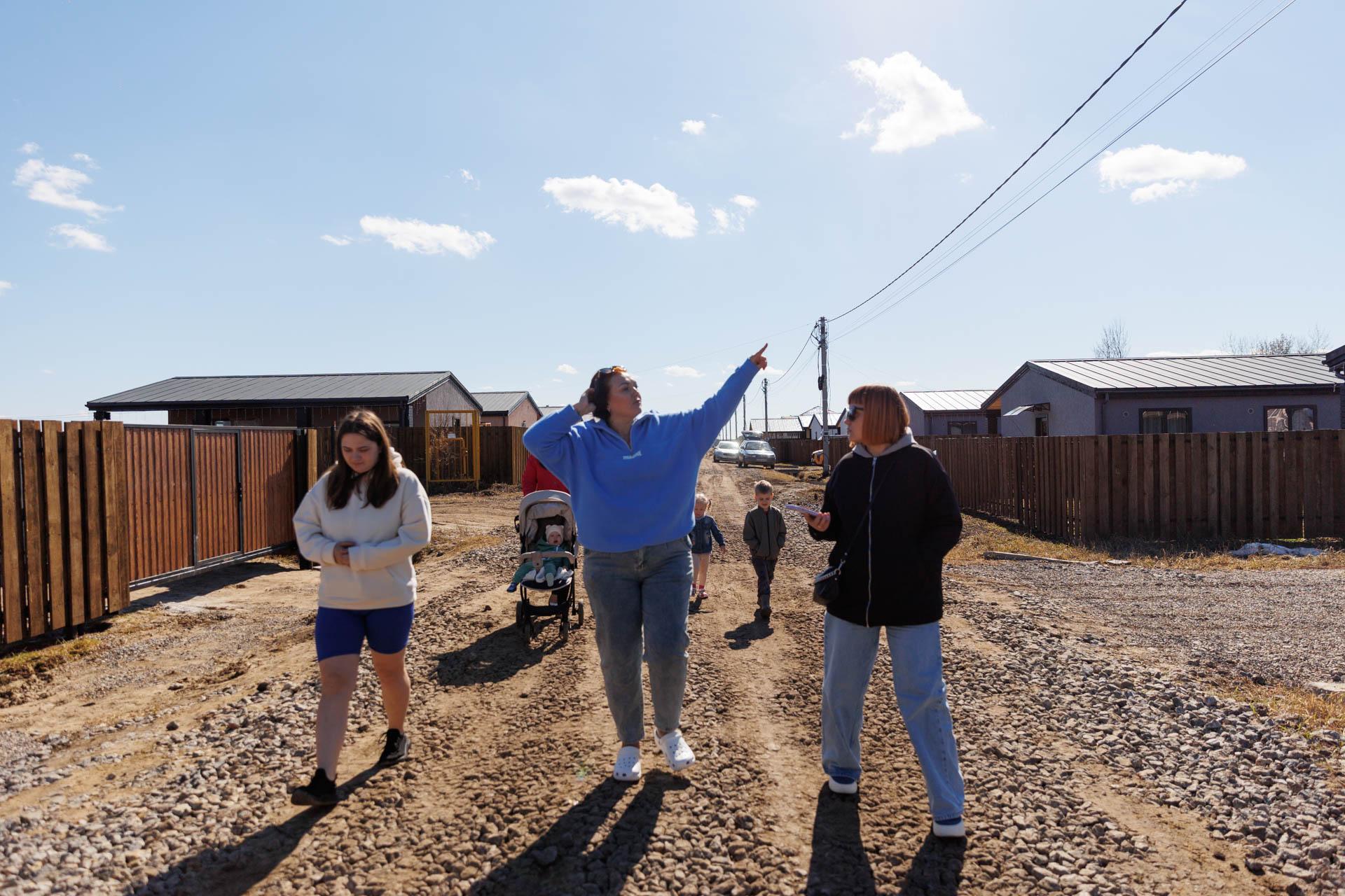 Дети ходят в школу по три километра: как живет поселок  остров в поле без своих дорог