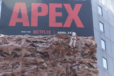 Шарлиз Терон взобралась на билборд в Нью-Йорке ради фильма Apex