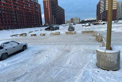 Парковку у ЖК в Екатеринбурге заблокировали бетонными блоками