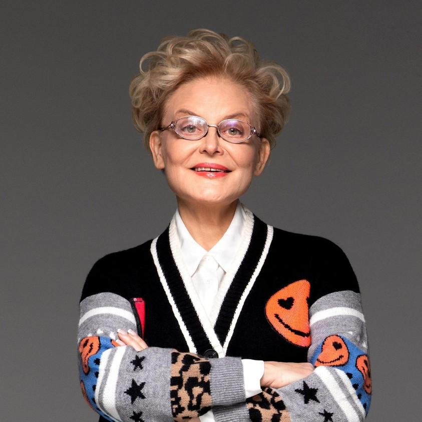 Большие зеркала, скульптуры, картины: 64-летняя Елена Малышева в пижаме провела экскурсию по роскошной ванной