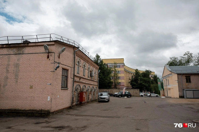 С территории виден знаменитый «дом-подкова» (проспект Октября, 34/21)&nbsp;— пятиэтажное здание в стиле советского неоклассицизма | Источник: Александр Куренной / 76.RU