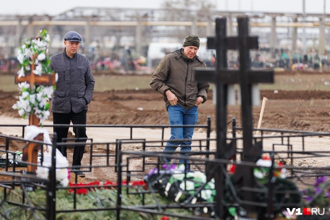 Смотритель кладбища и один из сотрудников комбината решили проверить ход работ | Источник: Алексей Волхонский / V1.RU